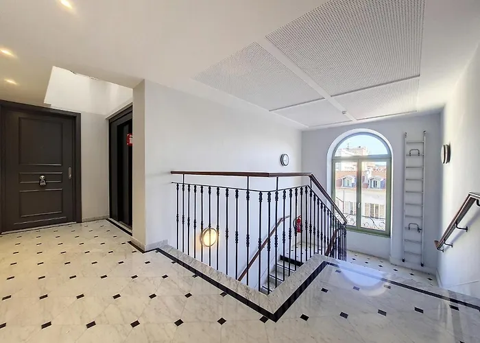 Nestor&Jeeves - Nice To Meet You - Central - Top Floor